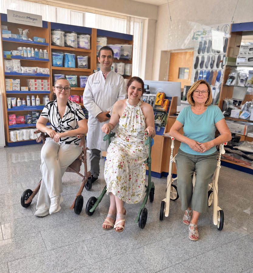 Das Team des Heegbach Sanitätshauses mit drei Kundinnen, die Rollatoren im Verkaufsraum ausprobieren